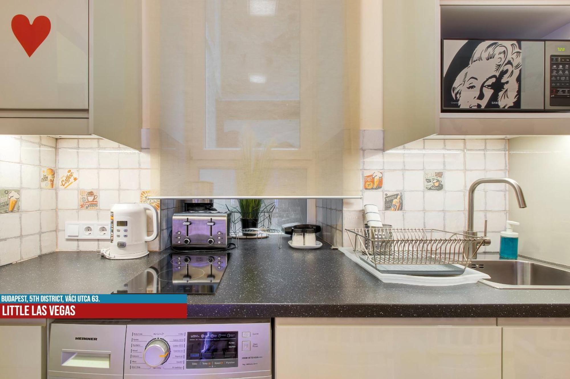 Little Americas Main Street Apartments Budapest Extérieur photo